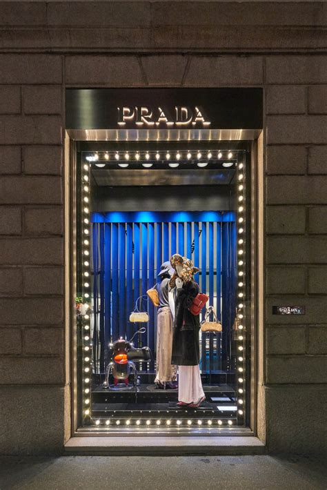 prada milano montenapoleone donna